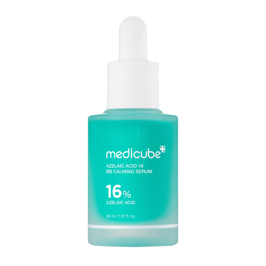 Wyizolowane zdjęcie produktu Medicube Azelaic Acid 16 BB Calming Serum z 16% kwasem azelainowym w turkusowej butelce z pipetą do kojącej i równoważącej pielęgnacji skóry.