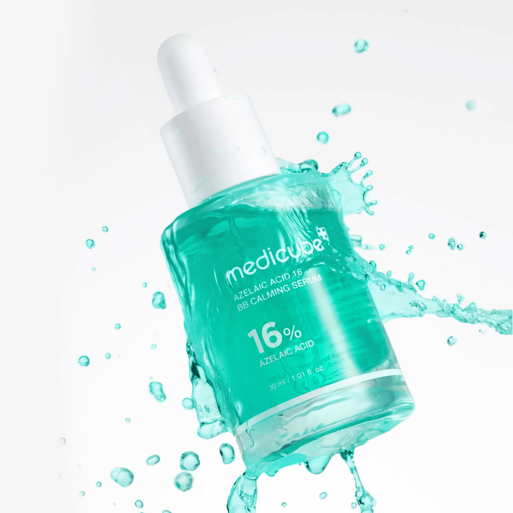 Dynamiczne zdjęcie produktu Medicube Azelaic Acid 16 BB Calming Serum otoczonego rozpryskami wody, które podkreślają świeże, lekkie i nawilżające odczucie.