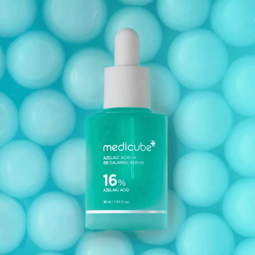 Grafika promocyjna Medicube Azelaic Acid 16 BB Calming Serum na turkusowym tle z miękkimi sferami symbolizującymi nawilżenie, działanie kojące i równomierną strukturę skóry.