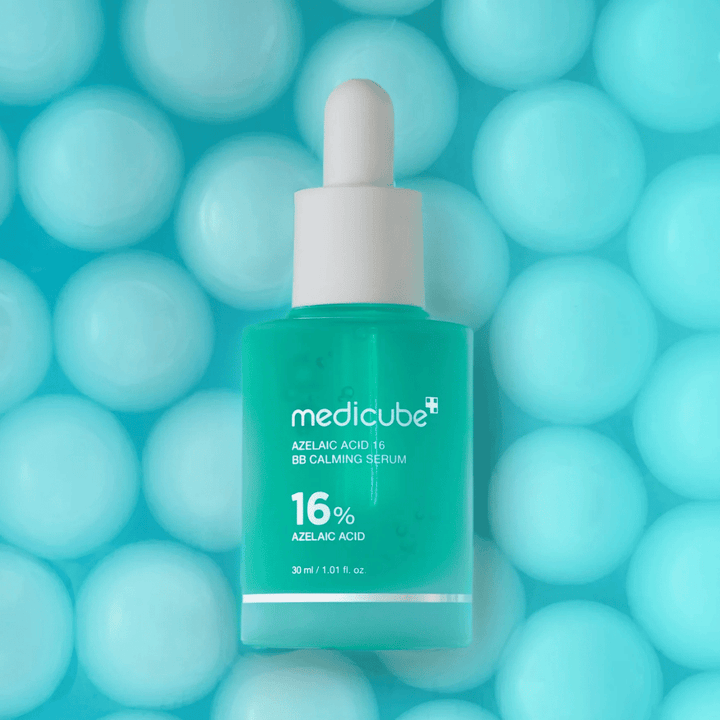 Grafika promocyjna Medicube Azelaic Acid 16 BB Calming Serum na turkusowym tle z miękkimi sferami symbolizującymi nawilżenie, działanie kojące i równomierną strukturę skóry.