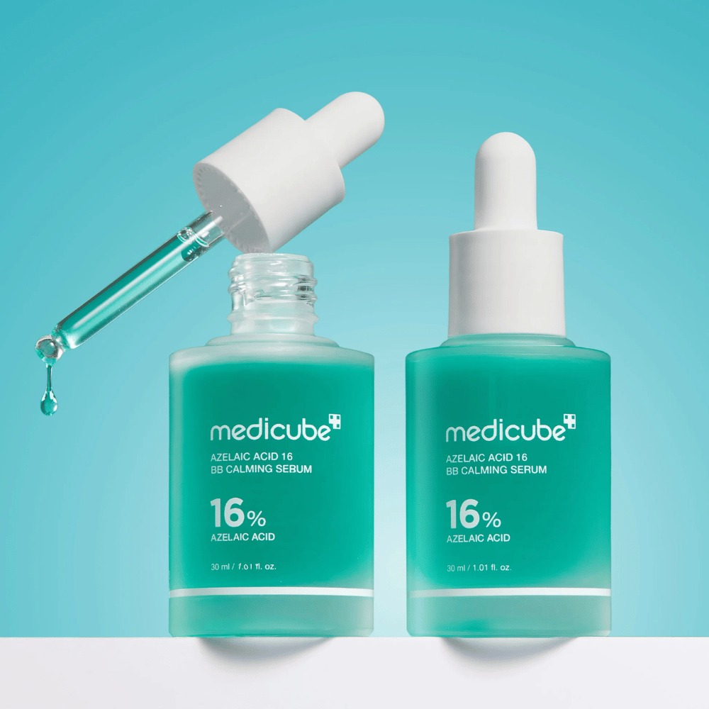 Zdjęcie detalu Medicube Azelaic Acid 16 BB Calming Serum z otwartą pipetą i kroplami serum, ukazujące lekką płynną konsystencję oraz higieniczną aplikację.