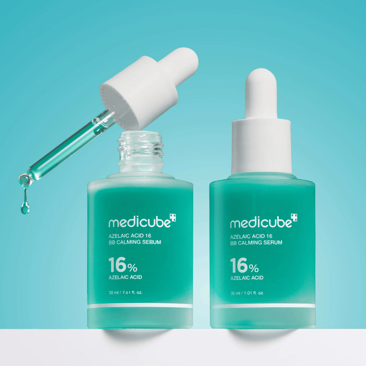 Zdjęcie detalu Medicube Azelaic Acid 16 BB Calming Serum z otwartą pipetą i kroplami serum, ukazujące lekką płynną konsystencję oraz higieniczną aplikację.