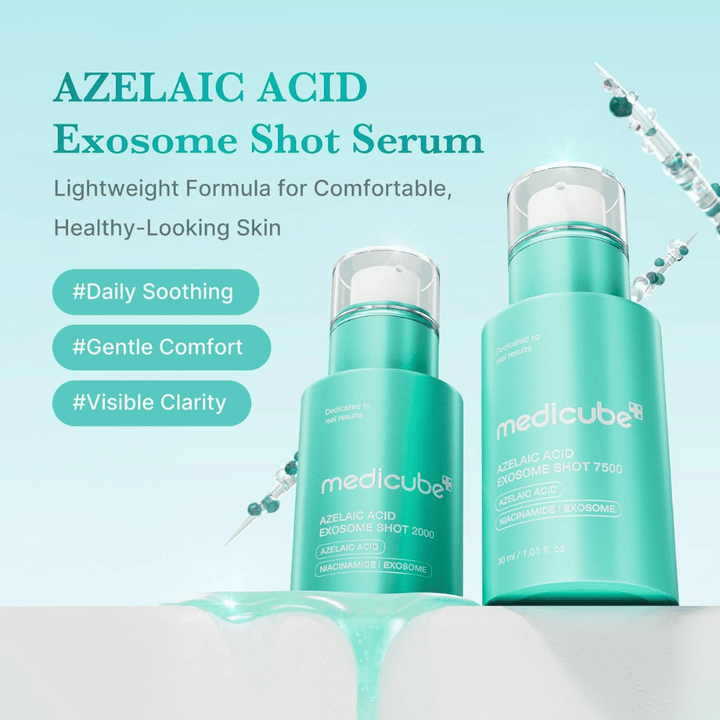 Zdjęcie produktu przedstawiające dwa rozmiary lub stężenia serum Azelaic Acid Exosome Shot. Turkusowy design połączono z przekazem o codziennej kojącej pielęgnacji skóry, komforcie i poprawionej przejrzystości cery. Dekoracyjne ilustracje spikuł i kropli serum wzmacniają naukowy charakter.