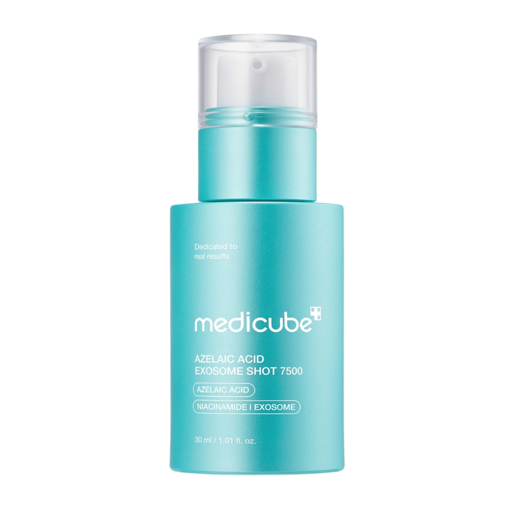 Packshot produktu Medicube Azelaic Acid Exosome Shot 7500 na jasnym tle. Turkusowa butelka z pompką znajduje się w centrum uwagi i podkreśla nowoczesny design produktu. Na opakowaniu widnieje informacja, że formuła zawiera kwas azelainowy, niacynamid i egzosomy oraz jest przeznaczona do bardziej intensywnej pielęgnacji skóry w porównaniu z wariantem 2000.