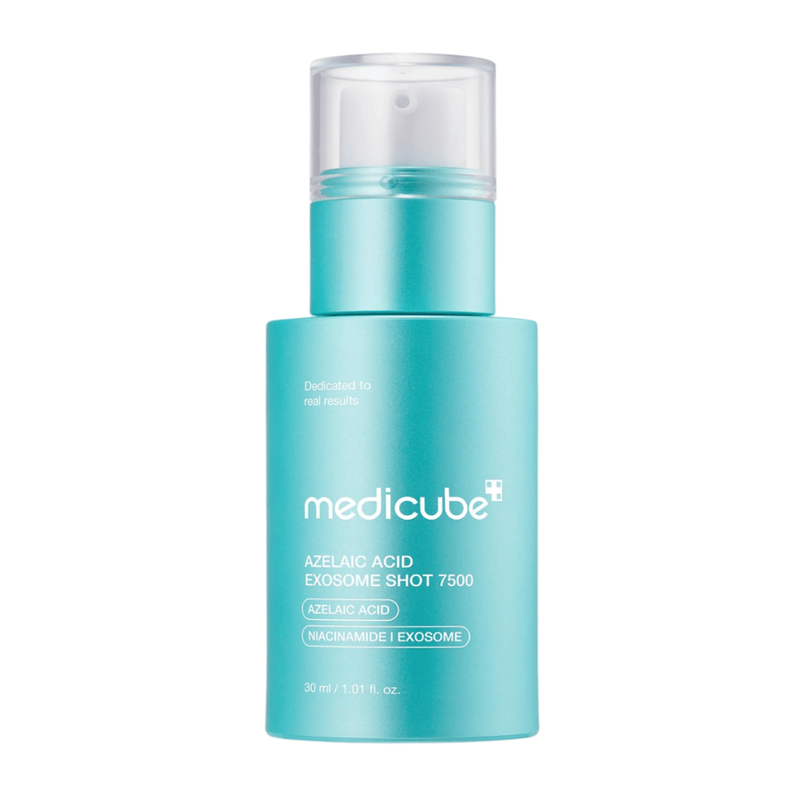 Packshot produktu Medicube Azelaic Acid Exosome Shot 7500 na jasnym tle. Turkusowa butelka z pompką znajduje się w centrum uwagi i podkreśla nowoczesny design produktu. Na opakowaniu widnieje informacja, że formuła zawiera kwas azelainowy, niacynamid i egzosomy oraz jest przeznaczona do bardziej intensywnej pielęgnacji skóry w porównaniu z wariantem 2000.