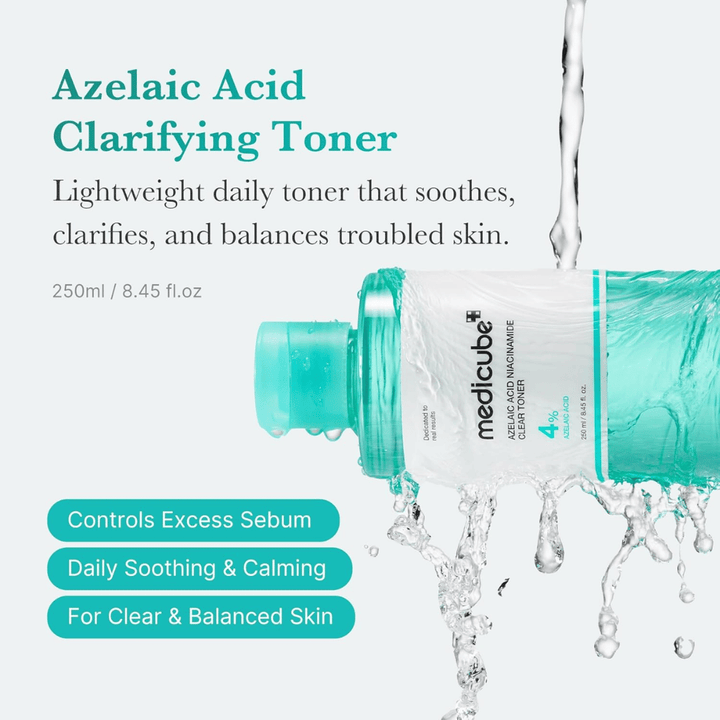 Medicube Azelaic Acid Niacinamide Clear Toner 4% pod bieżącą wodą, co pokazuje tonik łagodzący w celu zrównoważenia produkcji sebum, zmniejszenia niedoskonałości i uzyskania czystszej skóry.