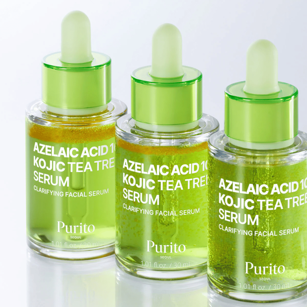 Trzy butelki Purito Azelaic Acid 10 Kojic Tea Tree Serum. Formuła równoważy sebum, zmniejsza pory i zapewnia bardziej jednolity koloryt skóry.