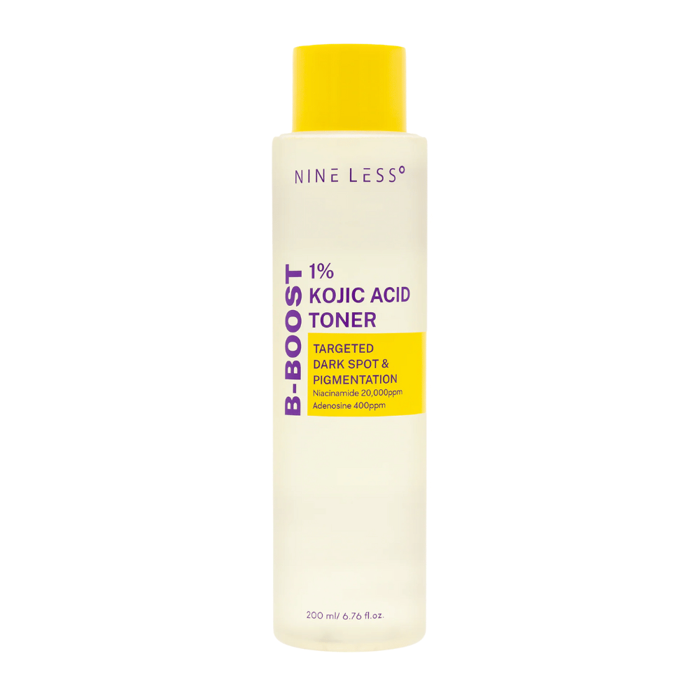 Zdjęcie produktu NINE LESS B-Boost 1% Kojic Acid Toner, jasnożółta butelka z żółtą nakrętką i fioletowym napisem. Tonik z kwasem kojowym i niacynamidem, który redukuje plamy pigmentacyjne.