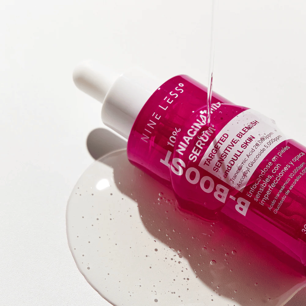 B-Boost 10% Niacinamide Serum, kapiący z pipety.