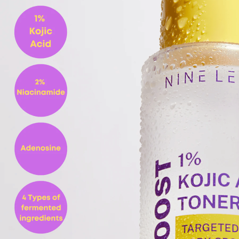 Butelka NINE LESS B-Boost 1% Kojic Acid Toner z kroplami na powierzchni. Pokazuje kluczowe składniki: 1% kwasu kojowego, 2% niacynamidu, adenozynę i 4 rodzaje fermentowanych składników przeciw ciemnym plamom.
