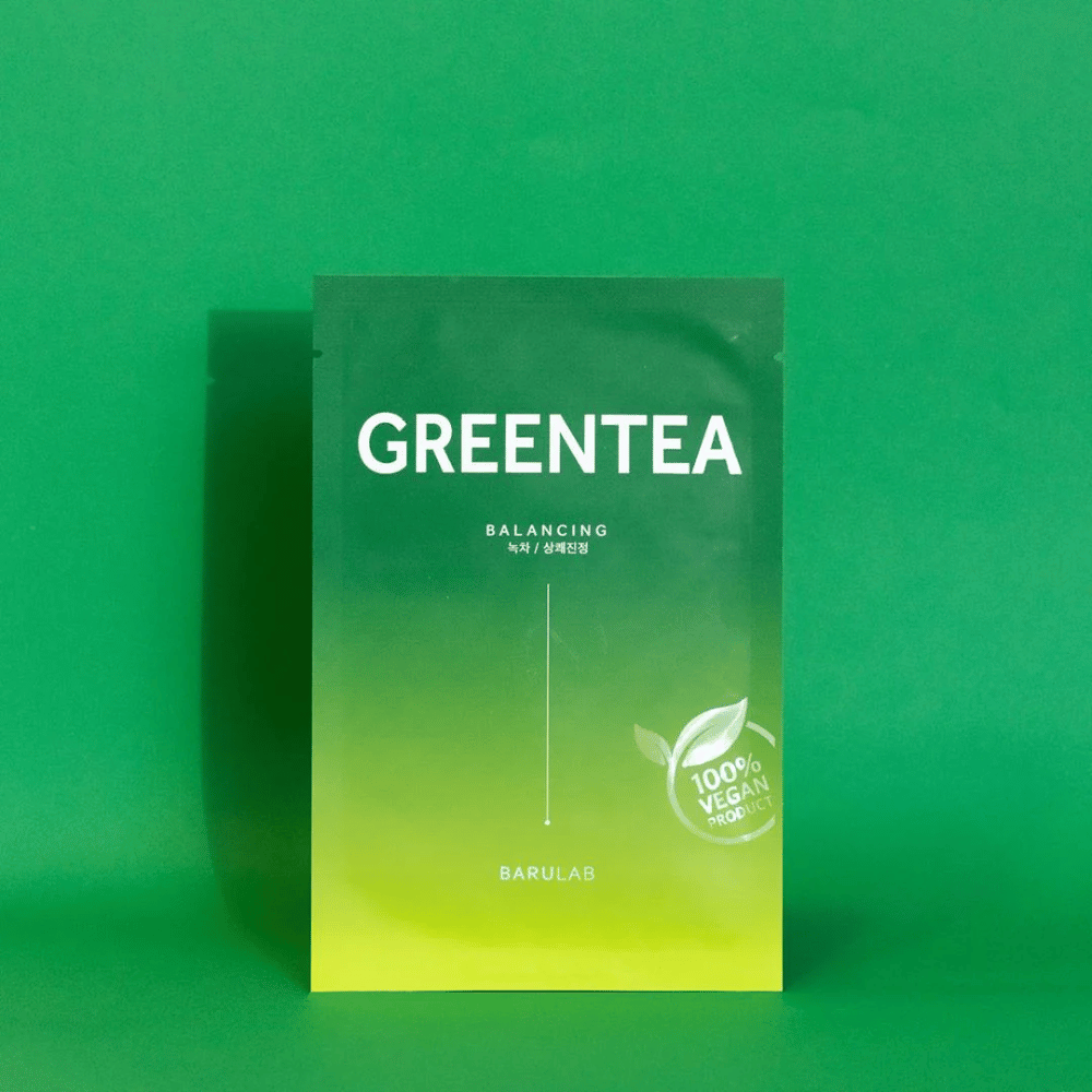 Opakowanie od BARULAB dla maski "GREENTEA Balancing", oznaczone jako "100% Vegan Product". Kolor opakowania przechodzi od ciemnozielonego u góry do jaśniejszego zielonego u dołu, na jednolitym zielonym tle.