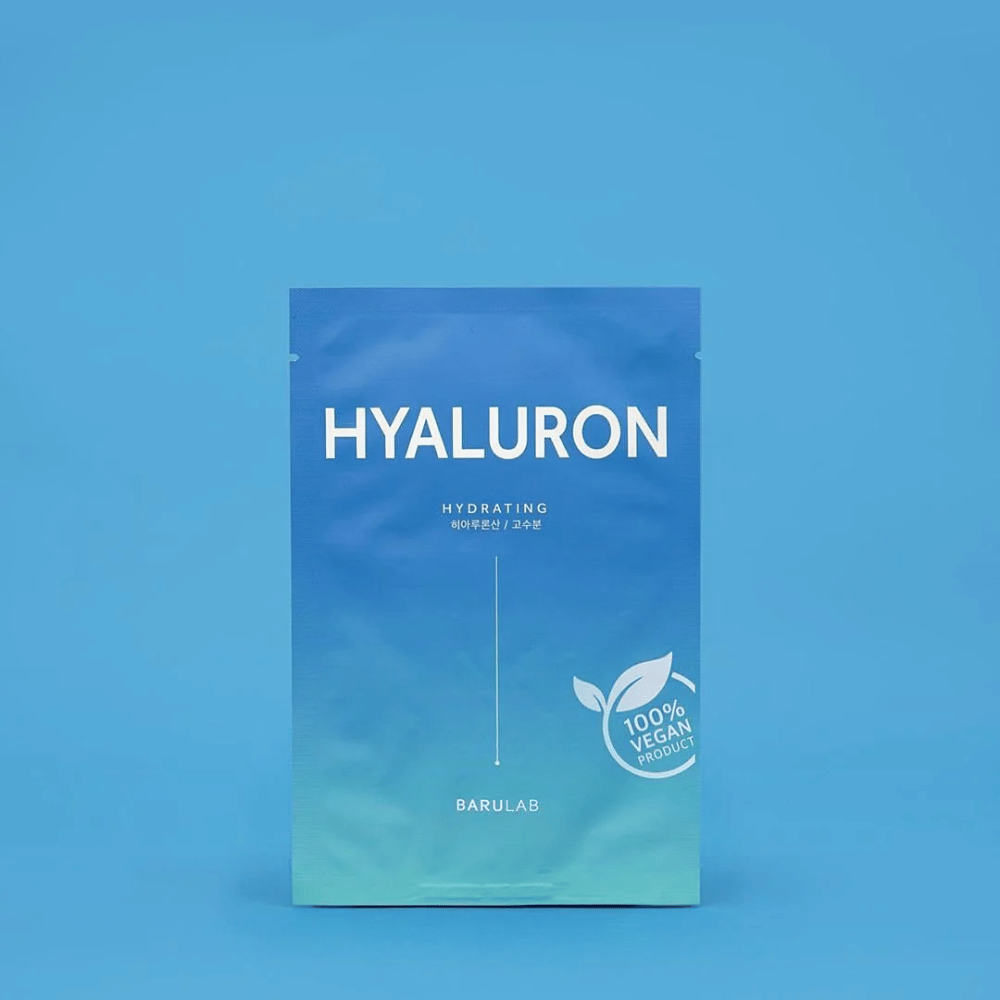 Opakowanie maski BARULAB "HYALURON Hydrating", oznaczone jako "100% Vegan Product", na jednolitym niebieskim tle. Opakowanie ma gradient kolorów od ciemnoniebieskiego do jasnoniebieskiego.