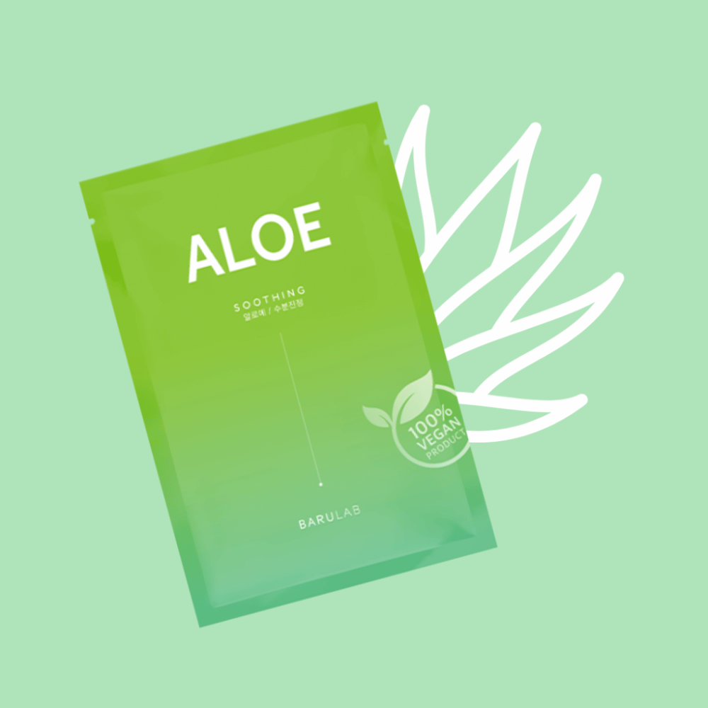 Opakowanie produktu BARULAB "Aloe Soothing" maska jest pokazane przed ilustracją liści aloesu. Produkt jest oznaczony jako "100% Vegan Product" na miękkim zielonym tle.