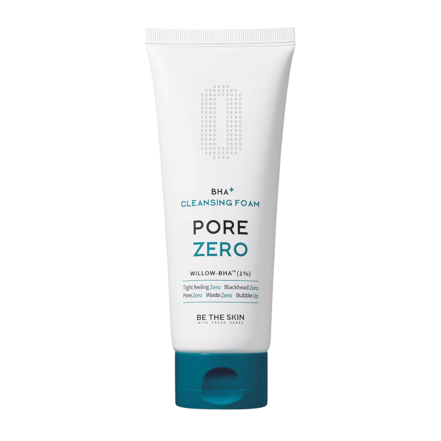 Packshot produktu Be The Skin Pore Zero BHA+ Cleansing Foam z białą tubą i niebieską nakrętką. Minimalistyczny design podkreśla nowoczesną i kliniczną estetykę produktu oraz jego ukierunkowanie na pielęgnację porów i delikatne złuszczanie.