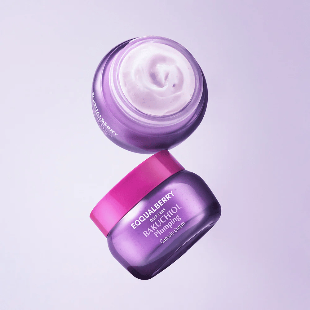 Dwa otwarte słoiki EQQUALBERRY Bakuchiol Plumping Capsule Cream w fioletowym opakowaniu z różową pokrywką. Krem ma wyraźnie widoczną, miękką teksturę z góry.