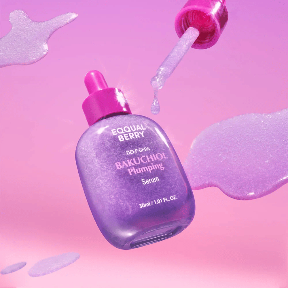 Equal Berry Bakuchiol Plumping Serum w fioletowej, połyskującej butelce z różową pipetą. Krople serum i tło w delikatnych różowych odcieniach dla luksusowego uczucia.