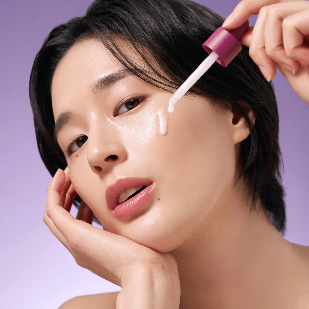 Bakuchiol Timeless Bloom Revitalizing Serum jest naturalną alternatywą dla retinolu, która pomaga zmniejszyć drobne linie i nierówny koloryt skóry. Dzięki łagodnej formule jest idealny dla wrażliwej skóry i zapewnia promienny, nawilżony wygląd.