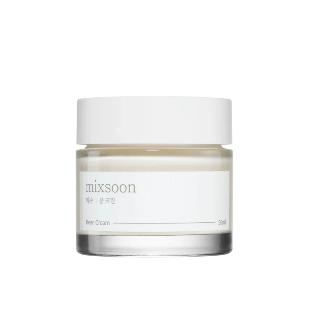 Słoik z białą pokrywką i etykietą pokazującą tekst "mixsoon 팥 크림" oraz "Bean Cream" wraz z oznaczeniem objętości "50ml". Słoik jest częściowo przezroczysty i zawiera biały krem. Projekt jest prosty i nowoczesny z czystym białym tłem, które podkreśla produkt.