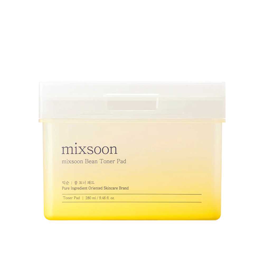 "Kwadratowy, przezroczysty pojemnik z Mixsoon Bean Toner Pad. Pojemnik ma żółtawy odcień i tekst opisujący produkt, w tym objętość 280 ml (9.46 fl. oz).