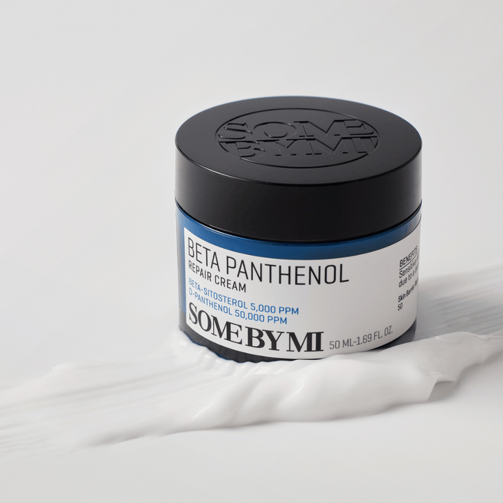 SOME BY MI Beta Panthenol Repair Cream i blå burk placerad på krämtextur – lugnande och återfuktande hudkräm.