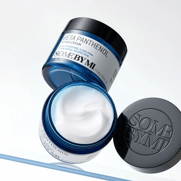 Öppen burk med SOME BY MI Beta Panthenol Repair Cream – rik, mjuk formula för hudreparation och fuktbalans.
