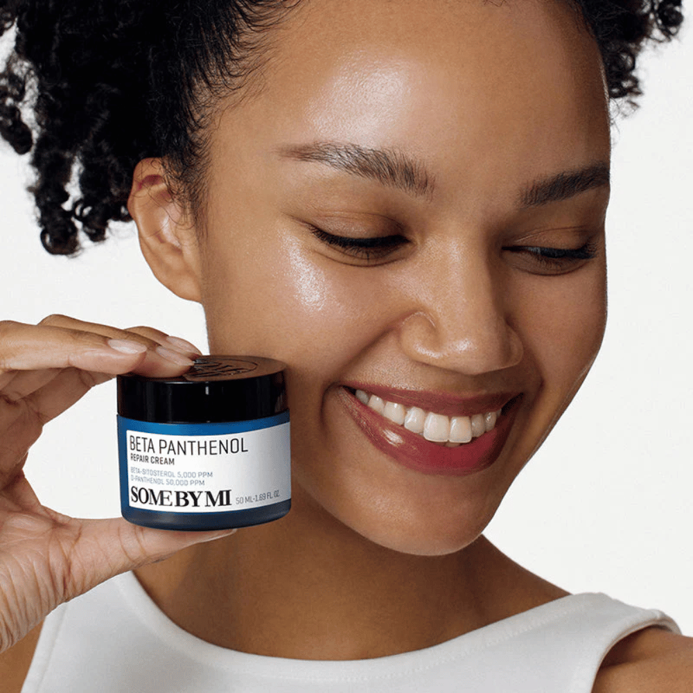 Modelka z promienną skórą trzymająca SOME BY MI Beta Panthenol Repair Cream – koreański krem do twarzy wzmacniający barierę skórną i nawilżający.