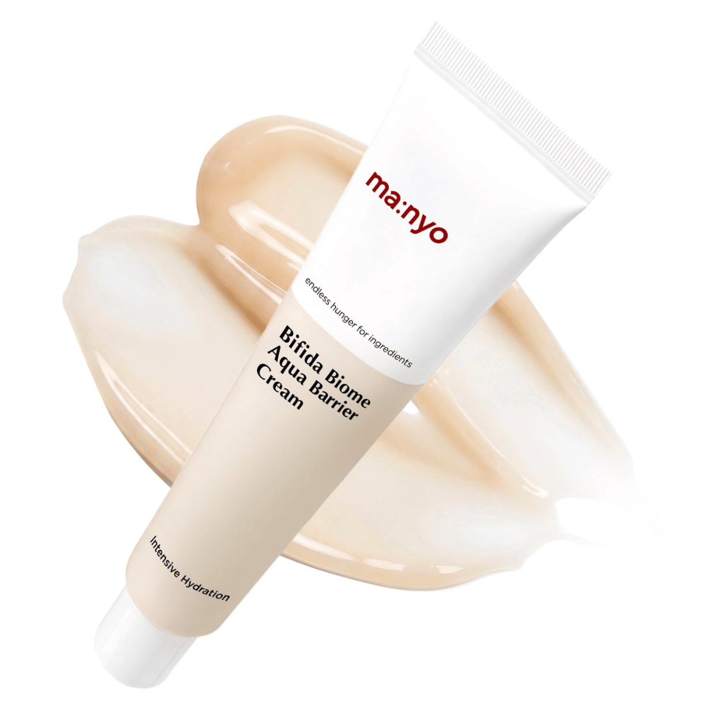 4. Ma:nyo Bifida Biome Aqua Barrier Cream – nawilżający krem do twarzy w białej tubce z beżową kremową teksturą w tle