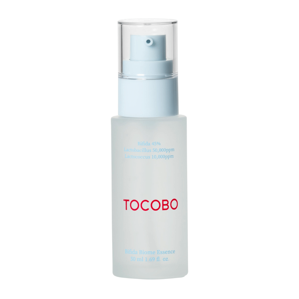 TOCOBO Bifida Biome Essence w matowej butelce z pompką z jasnoniebieskim wierzchem i przezroczystą nakrętką. Tekst na butelce wskazuje, że zawiera 45% Bifida, Lactobacillus i Lactococcus, 50 ml.
