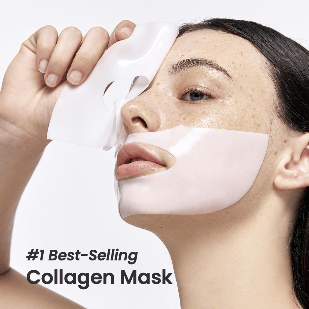 Obraz przedstawia młodą kobietę nakładającą Bio-Collagen Real Deep Mask z Biodance, maskę do twarzy oznaczoną jako "#1 Best-Selling Collagen Mask". Maska jest biała i pokrywa jej policzki i usta, co podkreśla jej popularność i skuteczność w pielęgnacji skóry.