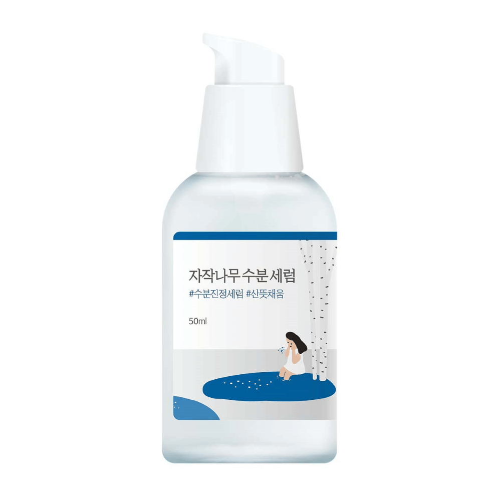 Round Lab Birch Juice Moisturizing Serum w przezroczystej butelce z pompką z niebieską i białą etykietą oraz ilustracją brzozy i dziewczyny, na białym tle.