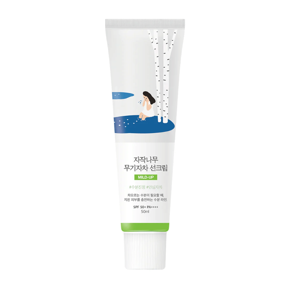 Birch Juice Moisturizing Mild Up Sunscreen SPF 50+ PA++++ – krem przeciwsłoneczny w białej tubce z ilustracją brzóz i dziewczynki przy strumieniu, 50 ml.
