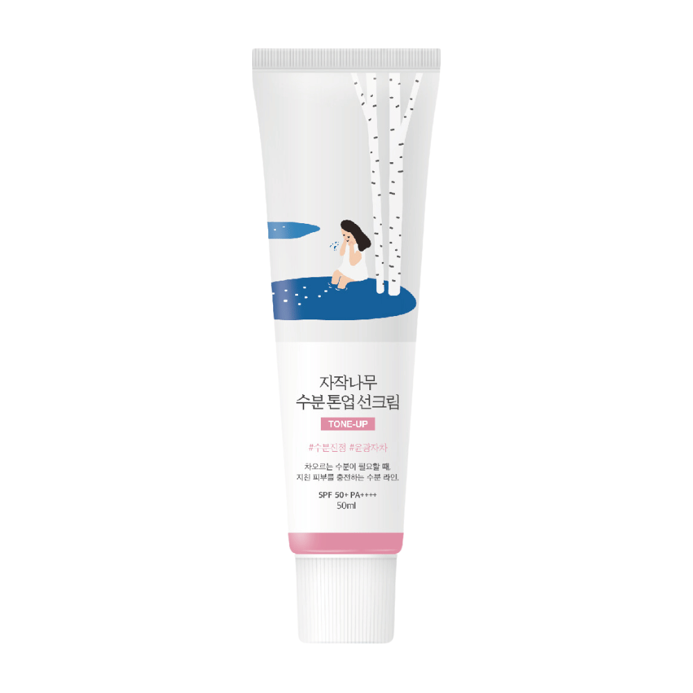 Biała tuba z Birch Juice Moisturizing Tone Up Sunscreen. Tuba ma ilustrację kobiety siedzącej przy brzozie obok kałuży. Tekst na tubie jest po koreańsku i wskazuje, że produkt ma SPF 50+ PA++++ i zawiera 50 ml.
