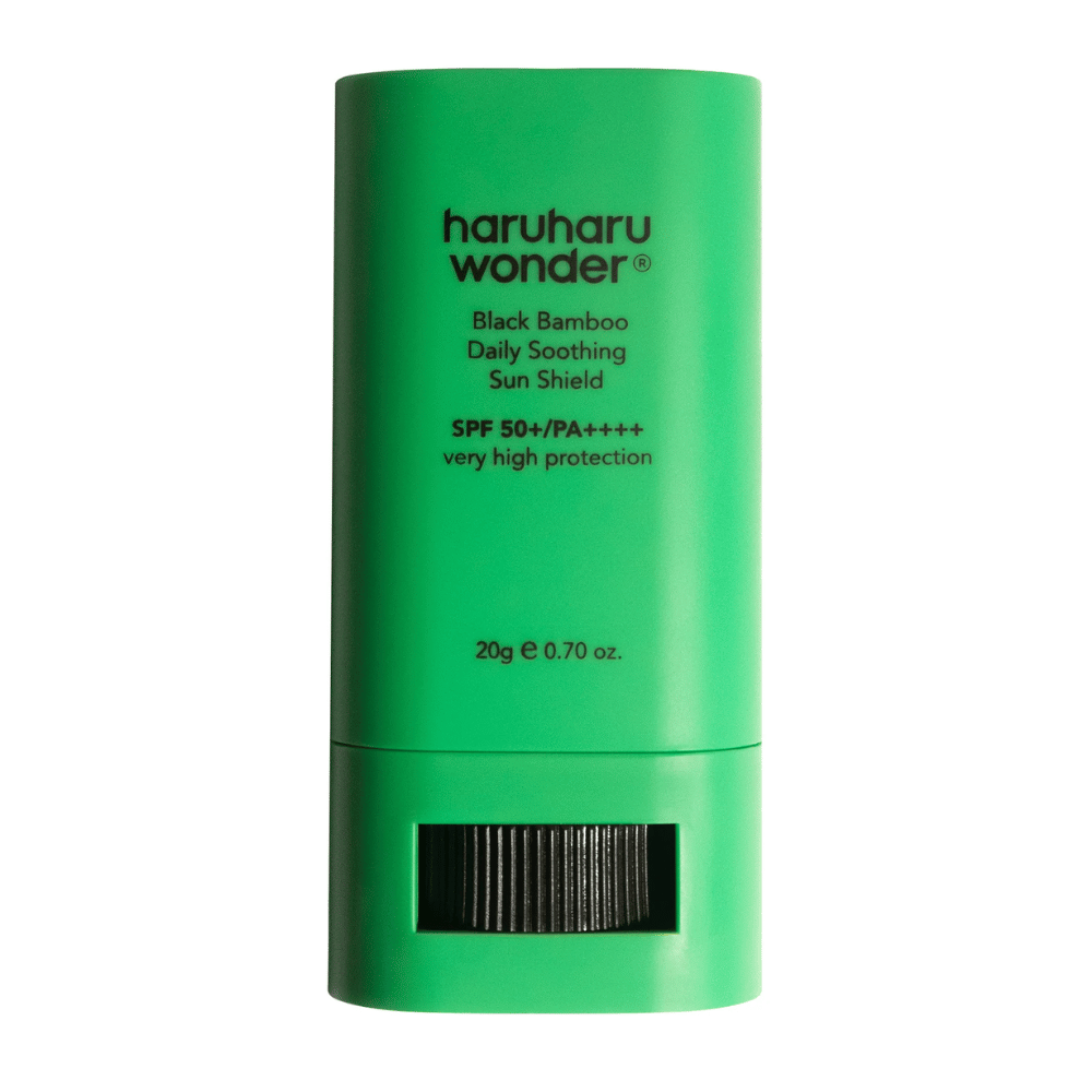 Haruharu Wonder Black Bamboo Daily Soothing Sun Shield – zielony sztyft przeciwsłoneczny z SPF 50+ PA++++ i bardzo wysoką ochroną, pokazany z przodu z widoczną funkcją obrotu na dole.