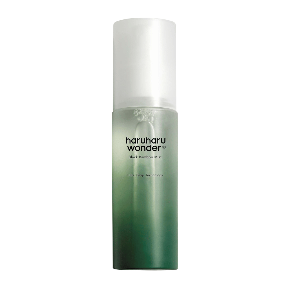 Obraz HaruHaru Wonder Black Bamboo Mist, przedstawiony w eleganckiej i nowoczesnej butelce. Produkt to nawilżająca mgiełka z gradientem zieleni, która sygnalizuje świeżość i naturę. Butelka ma białą pompkę i jest zaprojektowana, aby zapewnić skórze głębokie nawilżenie dzięki innowacyjnej technologii.