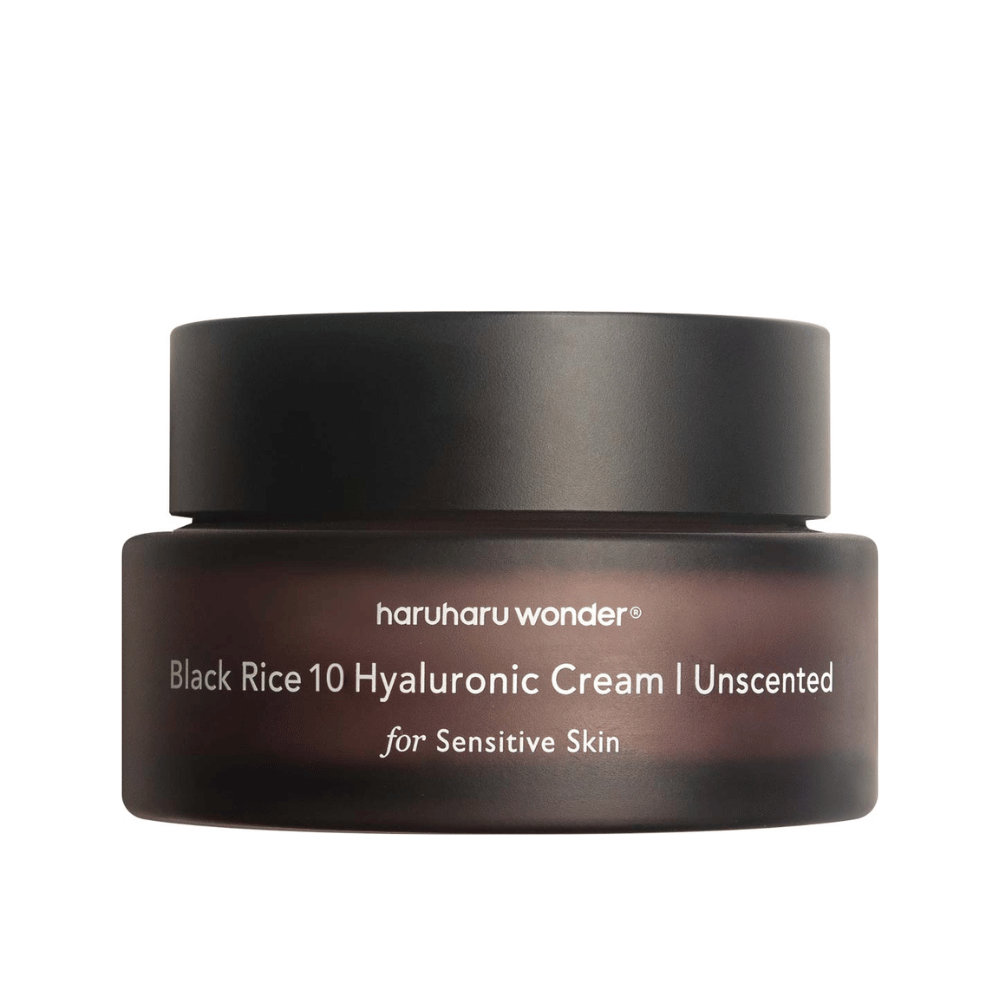 Zdjęcie przedstawia słoik kremu do skóry marki haruharu wonder. Produkt nazywa się "Black Rice 10 Hyaluronic Cream" i jest specjalnie opracowany dla skóry wrażliwej, co wynika z tekstu.