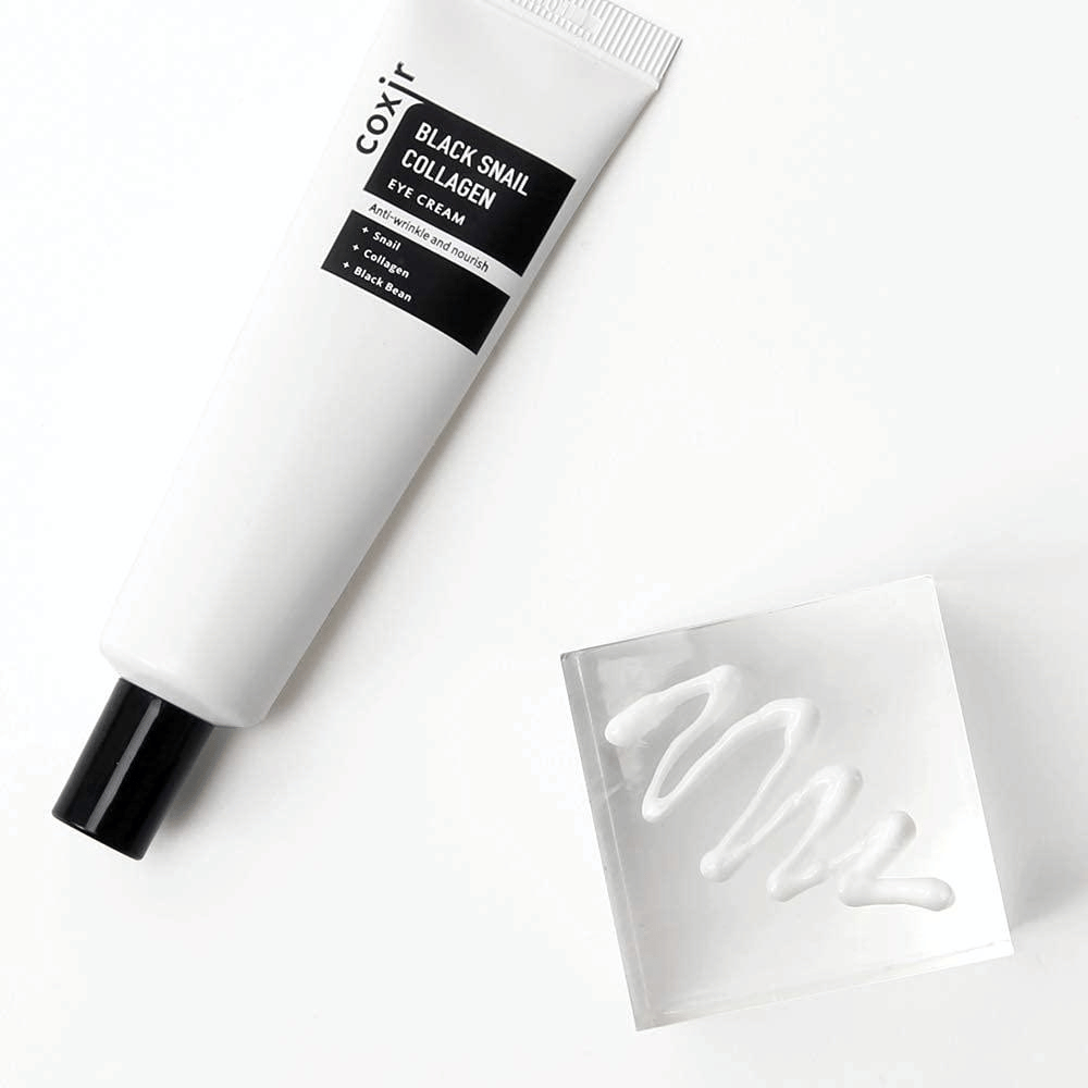 To jest obraz "Black Snail Collagen Eye Cream". Jest to krem pod oczy zawierający składniki takie jak ekstrakt ze ślimaka i kolagen, które są znane ze swoich właściwości nawilżających i odżywczych. Produkt jest reklamowany jako zapewniający skórze elastyczność i odżywienie.