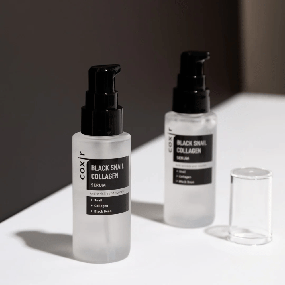  Obrazek przedstawia dwie butelki "Black Snail Collagen Serum". Serum reklamowane jest jako przeciwzmarszczkowe i odżywcze, z takimi składnikami jak ekstrakt ze ślimaka, kolagen i czarna fasola.