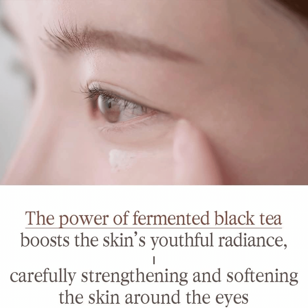 Pyunkang Yul Black Tea Time Reverse Eye Cream ze sfermentowaną czarną herbatą, która pielęgnuje delikatną skórę wokół oczu i przyczynia się do uczucia większej miękkości.