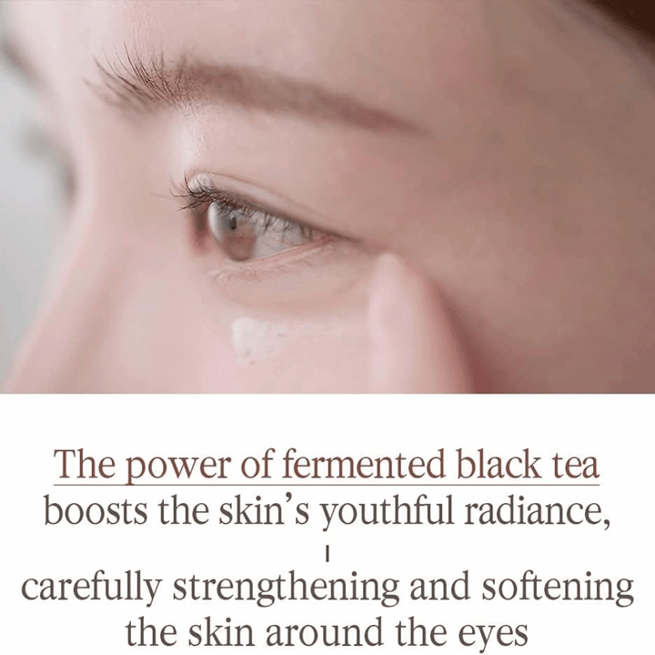 Pyunkang Yul Black Tea Time Reverse Eye Cream ze sfermentowaną czarną herbatą, która pielęgnuje delikatną skórę wokół oczu i przyczynia się do uczucia większej miękkości.