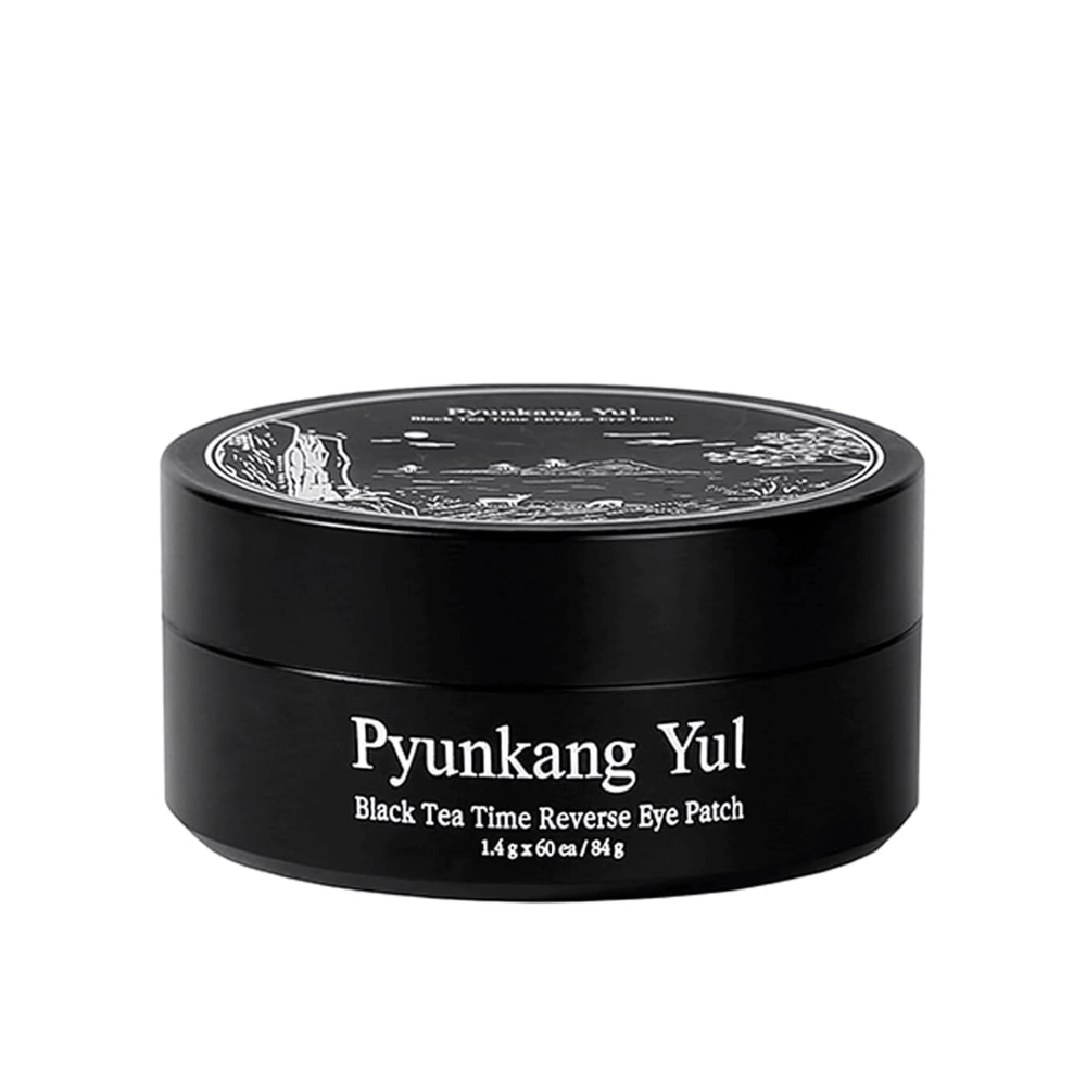 Wyizolowane zdjęcie produktu Pyunkang Yul Black Tea Time Reverse Eye Patch w czarnym opakowaniu o eleganckim i minimalistycznym designie na jasnym tle.