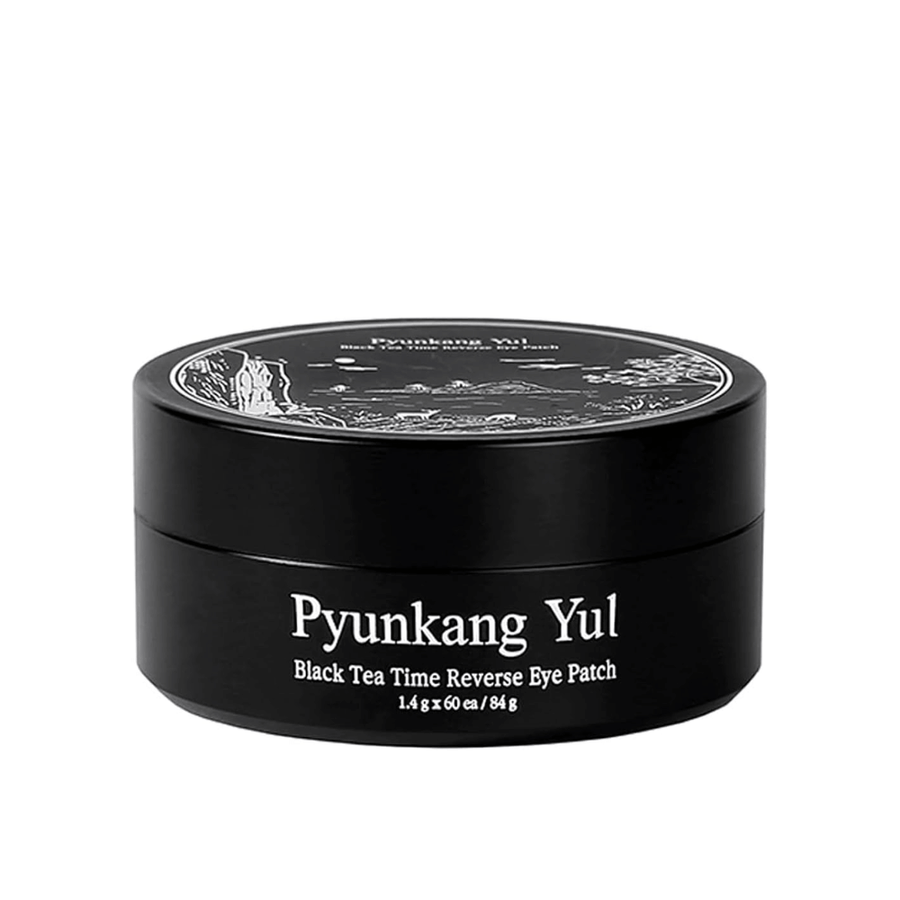 Wyizolowane zdjęcie produktu Pyunkang Yul Black Tea Time Reverse Eye Patch w czarnym opakowaniu o eleganckim i minimalistycznym designie na jasnym tle.