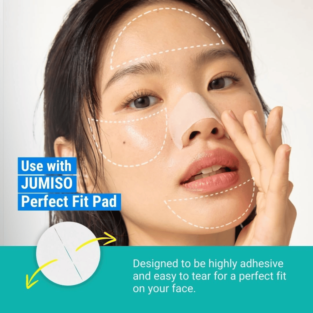 Kobieta aplikuje JUMISO Blackhead Melting Softener za pomocą Perfect Fit Pad. Produkt rozpuszcza zaskórniki i idealnie dopasowuje się do twarzy.