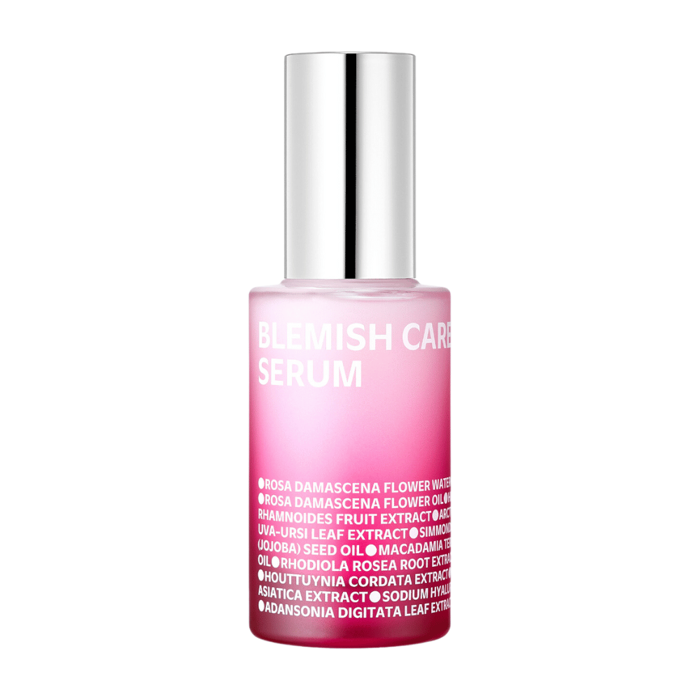 Samotna butelka Blemish Care Serum z różowym gradientem i srebrną nakrętką, stojąca na białym tle. Tekst na butelce wymienia składniki takie jak woda różana, oleje i ekstrakty, wydrukowany na biało z przodu.