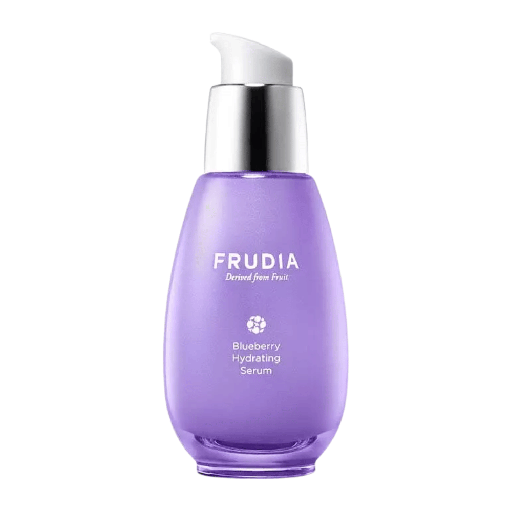 FRUDIA Blueberry Hydrating Serum w fioletowej butelce z pompką, nawilżające serum do twarzy z ekstraktem z jagód, które wzmacnia barierę skórną i zapewnia miękką, czystą skórę.