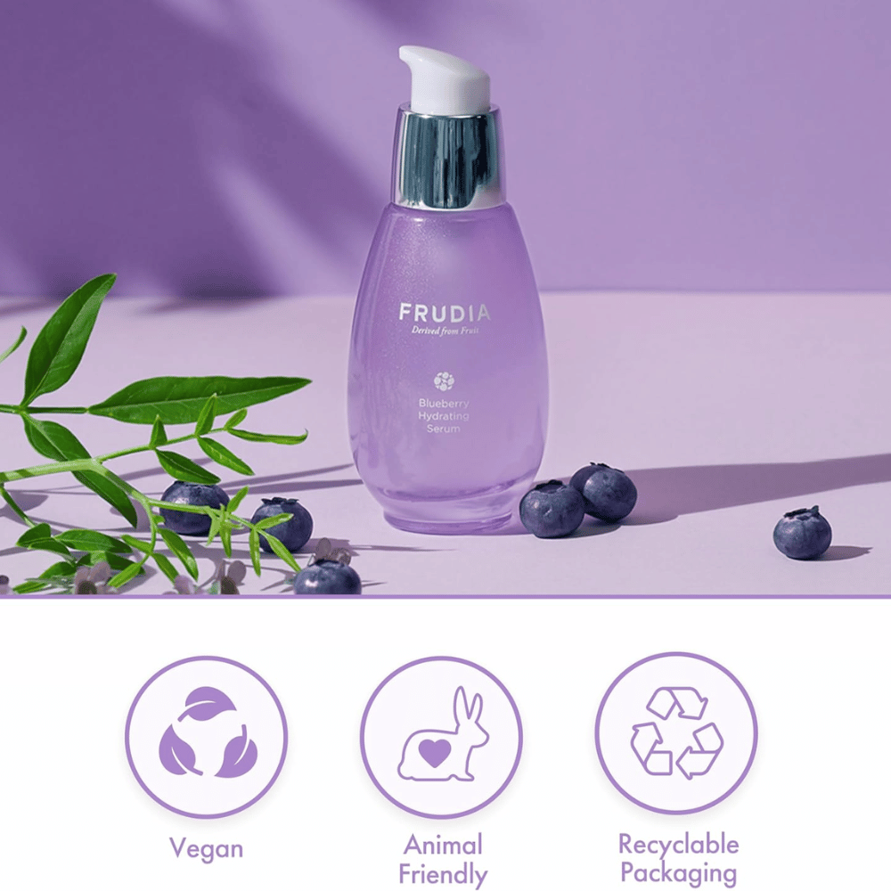 FRUDIA Blueberry Hydrating Serum z ekstraktem z jagód, wegańska formuła, cruelty-free i opakowanie nadające się do recyklingu, opracowane w celu nawilżenia i blasku.