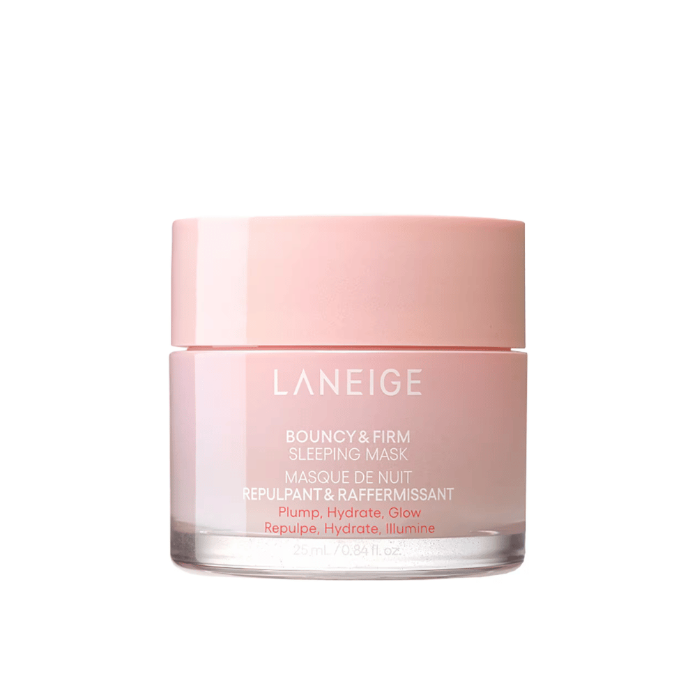 Laneige Bouncy & Firm Sleeping Mask w różowym szklanym słoiku z pasującą pokrywką. Produkt, który mieści 25 ml, jest zaprojektowany, aby zapewnić wypełnienie, nawilżenie i blask w nocy. Tekst na słoiku zawiera "Plump, Hydrate, Glow."