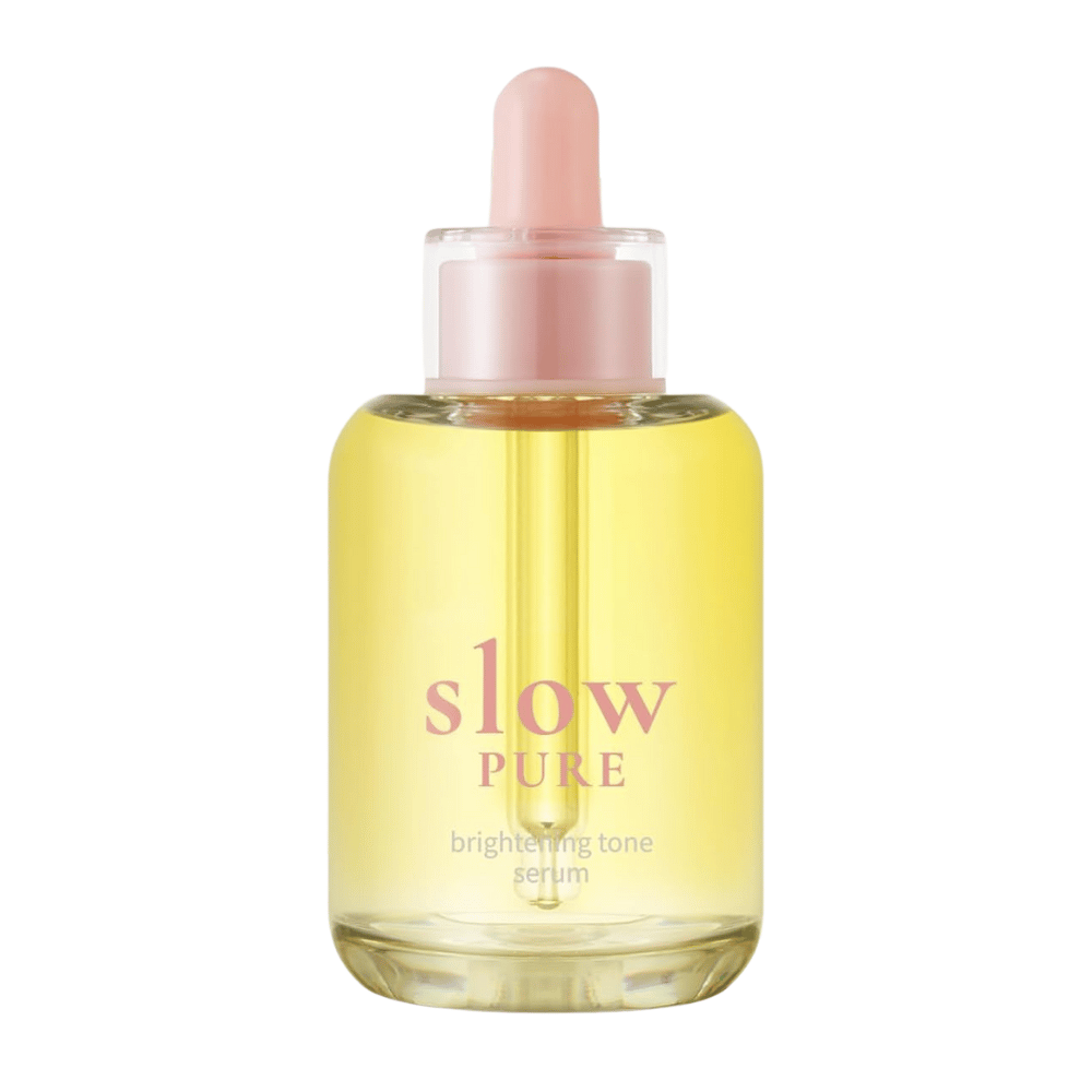 Slow Pure Brightening Tone Serum w przezroczystej szklanej butelce z pipetą, wypełniony rozświetlającym żółtym serum.
