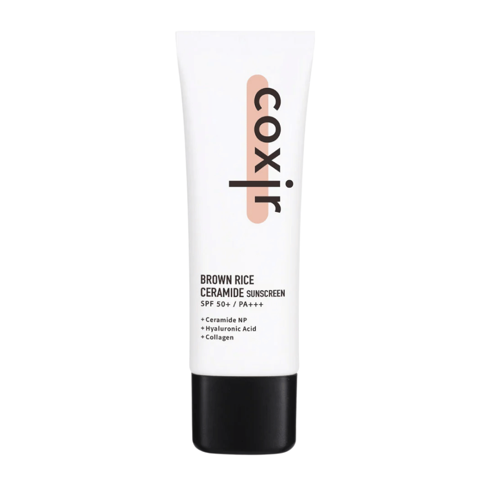 Zdjęcie produktu Coxir Brown Rice Ceramide Sunscreen w białej tubie z czarną zakrętką, SPF 50+ PA+++, zawiera ceramidy, kwas hialuronowy i kolagen.