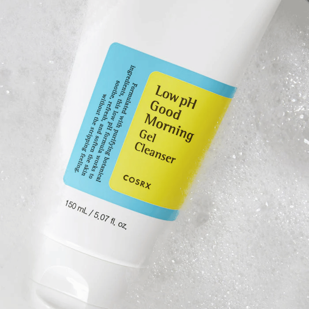 COSRX Low pH Good Morning Gel Cleanser 150ml – łagodny środek do mycia twarzy o niskim pH dla wrażliwej skóry, pokazany z pianką.