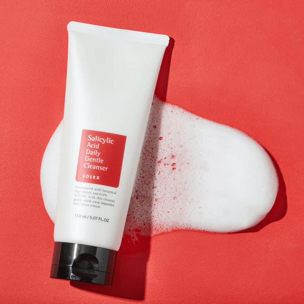 COSRX Salicylic Acid Daily Gentle Cleanser 150ml – skuteczne oczyszczanie twarzy z kwasem salicylowym przeciw trądzikowi, zaskórnikom i zanieczyszczonej skórze, pokazane z pianą.